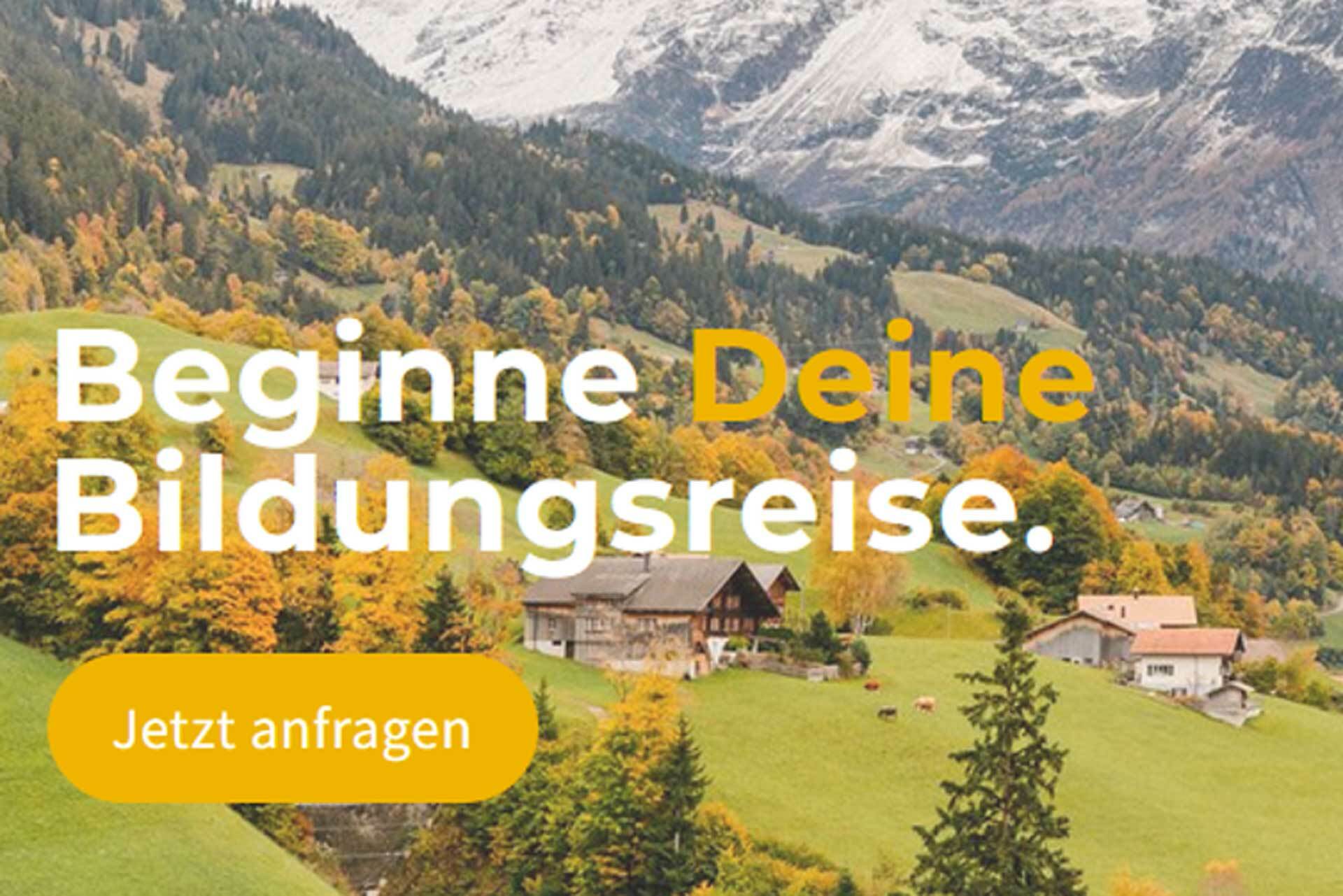 Eine idyllische Landschaft mit Bergen im Hintergrund und der Text "Beginne deine Bildungsreise mit der Ustinov Stiftung